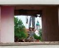 Bild: Jürgen Klein/exb
Durch eine Fensterhöhle des ehemaligen Altenheims an der Egerer Straße hat Jürgen Klein die Basilikatürme mit dem Greifarm eines Abbruchbaggers fotografiert. Ungewöhnlicher Blick auf die Basilika Waldsassen (Abbrucharbeiten Altenheim St. Maria)