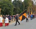Bild: rha
Zehn Abordnungen von Kolpingsfamilien und KAB aus dem Bezirksverband Regensburg ziehen beim Bergfest mit ihren Bannern zum Freialtar.