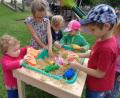 Bild: Kinderhaus Dorfpiraten/exb
In den Tischen mit integrierter Spielwanne können die Kinder verschiedene Materialien kennenlernen.