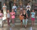 Bild: Portner
Fürs Gruppenbild stellte sich der Kinderchor "Pusteblume" mit Leiterin Maria Ahlemeyer im Altarraum auf. Gesungen wurde mit Abstand in den Kirchenbänken.