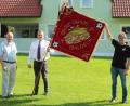 Bild: stg
Vorsitzender Christian Lukas und Fahnenträger Markus Schupfner dankten dem SV-Ehrenvorsitzenden Erwin Heindl (von rechts) für die Kostenübernahme bei der Sanierung der Vereinsfahne.