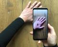 Bild: Universität Basel/dpa
Eine App zeigt eine virtuelle Spinne auf einer Hand. Angst vor Spinnen macht vielen Leuten das Leben schwer - nun könnte das Handy Abhilfe schaffen.