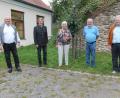 Bild: pi
Johann Walbrunn (Zweiter von links) und Erika Eichenseer (Mitte) stehen mit den bewährten Präsidiumsmitgliedern weiter an der Spitze der Franz-Xaver-von-Schönwerth-Gesellschaft.