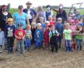 Bild: vsr
Die Kinder des Kinderhauses Steinwaldwichtel waren sichtlich stolz auf die Ausbeute ihrer Kartoffelernte.