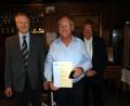 Bild: fnk
Besondere Ehrung bei der Siedlergemeinschaft Feuerhof: (von links) Vorsitzender Klaus Frieser, der neue Träger der Verdienstmedaille Stufe 2 des Eigenheimerverbands Bayern, Joachim Weiß, und Landesvorstandsmitglied Hans-Jürgen Reitzenstein.