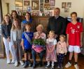 Bild: ral
Zusammen mit ihrer Familie und Bürgermeister Josef Deichl feierte die Jubilarin ihren 95. Geburtstag.