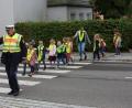Bild: wro
Angeführt von Wolfgang Trottmann wurde der Zebrastreifen in der Hauptstraße überquert. Begleitet wurde die Gruppe von den Lehrerinnen Johanna Schmidt (in der Mitte) und Melanie Dehen (rechts).