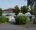 Bild: jr
Eingerüstet ist seit kurzem die Eishalle, wo die ersten Sanierungsarbeiten begonnen haben. Vor dem Gebäude türmen sich Baumaterialien.