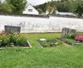 Bild: no
Blick auf einen Ausschnitt des Friedhofs in Götzendorf mit der sanierungsbedürftigen Mauer und den verrotteten Holzschindeln als Abschluss
