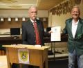 Bild: dl
OSB Präsident Franz Brunner ehrte Gauschützenmeister Manfred Muck (rechts) mit der Goldenen Verdienstauszeichnung.