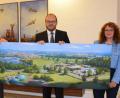 Bild: exb/Claudia Prößl
Prof. Raphael Lechner (OTH), Landrat Andreas Meier und Barbara Mädl (von links) freuen sich über den nächsten Schritt des Landkreises zur Wasserstoffregion. Die Illustration zeigt keinen bestimmten Ort in NEW, sondern eine Szenerie, wie Anwendungsmöglichkeiten von Wasserstoff hier aussehen könnten, z. B. eine Wasserstofftankstelle mit Bussen, BAXI, Müllfahrzeugen etc.