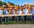 Bild: Stöcker/exb
Grüner Wasserstoff soll bald aus dem Sägewerk kommen: Beim Ortstermin mit den Freien Wählern blickten Bundestagskandidat Tobias Groß, Hans-Jörg Schön (Leiter Rundholz), Gerhard Ziegler, Linda Ziegler, MdL Tobias Gotthardt, Kreisvorsitzender Bernhard Schmidt und Kreistags-Fraktionssprecher Hans Klupp (von links) in die Zukunft.