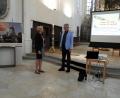 Bild: Winkler
Bettina Hahn (links) vom Evangelischen Bildungswerk Oberpfalz hat die Ausstellung „Was bleibt“ nach Weiden geholt, die der Sozialpädagoge Georg Pilhofer (rechts) mit einem Vortrag eröffnet.
