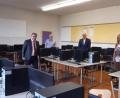 Bild: Lowak
Die Grund- und Mittelschule Windischeschenbach verfügt über 40 Computerplätze in 2 Räumen. 20 Rechner konnten durch die Vermittlung von SPD-Stadtrat Stefan Seitz (Zweiter von rechts) gebraucht angeschafft werden. Darüber freuen sich auch Rektorin Annette Spreitzer, Bürgermeister Karlheinz Budnik (links) und IT-Berater Volker Merdan.