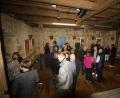 Bild: bjp
Aufmerksam betrachteten die zahlreichen Besucher der Vernissage die "leisen Bilder und starken Skulpturen" von Ruthild und Helmut Langhammer, die bis 3. Oktober in der "Vest'n" gezeigt werden.