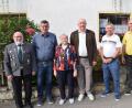 Bild: bö
Ludwig Hümmer ist längst ein Emhofer, wie er und seine Gratulanten sagen (von links): Theo Hummel (Schützen) Bürgermeister Peter Braun, Barbara Hümmer, der Jubilar Ludwig Hümmer, Albin Koller (VdK Schmidmühlen) und 2. Bürgermeister Martin Bauer.