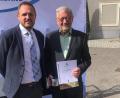 Bild: ffz
Der Ehrenamtsbeauftragte des Kreises Amberg/Weiden Christoph Kellner gratuliert Gerd Egerer.