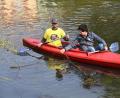 Bild: gf
Auf der Vils war Round-Table-Präsident Stefan Trepesch (vorne) mit einem Kanu unterwegs, und auf dem kurzen Weg von der Kräuterwiese bis zur Krambrücke war der erste Müllsack bereits voll.