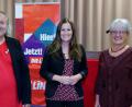 Bild: Thomas Dobler
Bundesvorsitzende Janine Wissler (Die Linke) war zu Gast in Schwandorf, hier flankiert von Linke-Direktkandidaten Manfred Preischl (Nittenau) und der früheren Linke-Landessprecherin Uschi Maxim (Schwandorf).