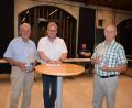 Bild: wku
Bürgermeister Bernhard Köller verabschiedet Helmut Renner (links) und Robert Luber (rechts) als Feldgeschworene der Marktgemeinde Königstein.