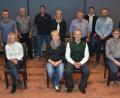 Bild: doj
Bürgermeister Andreas Wutzlhofer und Gattin Barbara (vorne, Mitte) bilden ein starkes Team für den CSU Ortsverband. Verlass ist aber auch auf Uli Münchmeier (sitzend, rechts), Michaela Reger (sitzend, links), die zu Stellvertretern gewählt wurden.