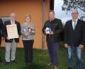 Bild: kro
Josef Fennerl (Zweiter von links, mit Ehefrau Erika) wurde zum Ehrenvorsitzenden der Siedlergemeinschaft Mitterteich ernannt. Dazu gratulierten Vorsitzender Matthias Kraft (links) sowie dessen Stellvertreter Wolfgang Pilz (rechts) und Bürgermeister Stefan Grillmeier.