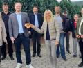 Bild: gis
Bürgermeister Franz Tauber (von links), Cathrin Seltmann-Pscherer, Günther Daubner, Markus Täuber, Martin Schöffel, Dr. Silke Launert, die Vorstandsmitglieder Martin Prechtl, Willi Voit, Dietmar Höss, Günter Pöllmann und JU-Ortsvorsitzender Andreas Hautmann freuen sich über das Jubiläum des CSU-Ortsverbands.