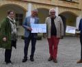 Bild: bnr
Den Erlös aus einem Benefizkonzert auf Schloss Guteneck in Höhe von 740 Euro übergaben Burkhard Graf Beissel von Gymnich (Zweiter von rechts) und der Leiter der Franz-Grothe-Musikschule, Thorsten Willecke (rechts), an Prof. Hugo Segerer, Vorstand der KUNO-Stiftung und seine Mitarbeiterin Cornelia Brockard.