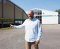 Bild: ref
Thomas Kick vor dem neu erworbenen Sportpark in Schwandorf mit der Tennishalle (links) und der Badmintonhalle (rechts hinten).