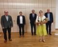 Bild: Peter Schröpf/exb
Veränderungen im Aufsichtsrat der SGW Stadtbau GmbH: (Von links) Rudolf Winter, OB Jens Meyer, Bernhard Schlicht (neu), Hildegard Ziegler (ausgeschieden), Bürgermeister Lothar Höher und Geschäftsführer Günther Kamm.