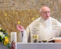 Bild: bey
Geistlicher Rat Andreas Hanauer feierte am Sonntagnachmittag im Festgottesdienst sein 50-jähriges Priesterjubiläum und gab den Gottesdienstbesuchern den Segen.