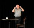 Bild: prh
Toni Lauerer, Standesbeamter aus Furth im Wald, Mundartkabarettist, Autor und Meister des Oberpfälzer Humors begab sich am Sonntag in der Stadthalle gleich in zwei 90-minütige Vorstellungen hintereinander auf humorvolle Deppensuche.