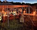 Bild: DPSG Sulzbach-Rosenberg/exb
Mit Gesang und Gitarrenspiel klingt der Pfadfinder-Abend am Lagerfeuer aus.