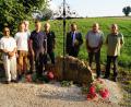 Bild: snn
Das neue Feldkreuz in Hohenkemnath wurde eingeweiht (von links): Ruhestandspfarrer Joseph Madathiparampil, Felix Blödt, Wolfgang Dandorfer, Bürgermeister Albert Geitner, Gerhard Gradl, Pfarrer Klaus Birnthaler, Winfried Wenkmann und Willi Penndorf.