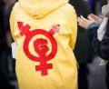 Symbolbild: Christian Charisius/dpa
Eine Frau trägt einen gelben Regenmantel mit einem Gender- und Protestsymbol bei einer Kundgebung zum Internationalen Frauentag.