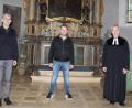Bild: ds
Als neue Kirchenvorstandsmitglieder werden (von links) Andreas Pesel und Martin Pilhofer von Pfarrer Markus Vedder in ihr Amt eingeführt.