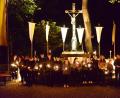 Bild: bey
Einen wunderschönen Lichtergottesdienst feierten die Ministranten der Kreuzbergkirche mit vielen Besuchern. Zum Abschluss zündeten die Ministranten Wunderkerzen an.