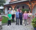 Bild: Brigitte Meyer/exb
Beate und Klaus Kohlhepp (Mitte) zusammen mit den Gastgebern und den Vertretern von Tourismusverein und Gästeinfo Bad Neualbenreuth.