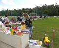Bild: rn
Einen Flohmarkt in Coronazeiten abzuhalten: Dieses Wagnis geht der Elternbeirat des städtischen Kindergartens Eschenbach ein – mit Erfolg. Die Verkaufsstände bieten im Abstand von zwei Meter eine berührungs- und kontaktfreie Suche nach Bekleidung, Spielsachen und vielem mehr.