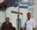 Bild: u
Ein 905 Meter langer Straßenzug im Baugebiet Hirschau-West (Flurname: Kahlhof) erhielt 1965 die Bezeichnung Dr.-Flügel-Straße. Leicht zu finden sind die dortigen Anwesen nicht, trotz (oder auch wegen) der 1977 vom Stadtrat beschlossenen Beschilderung. Davon konnten sich auch Bürgermeister Hermann Falk (r.) und Stadtheimatpfleger Sepp Strobl (l.) überzeugen.