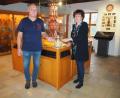 Bild: krb
Alfred Krug überreichte an Museumsleiterin Ursel Wiechert einen Sektkübel aus Bleikristall