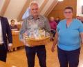Bild: soj
Im Namen der Vereine bedankten sich Judith Zaus (rechts) und Bürgermeister Wolfgang Söllner (links) bei Manfred Kratzer mit einem Geschenkkorb.