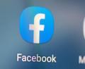 Bild: Fabian Sommer
Auf dem Bildschirm eines Smartphones sieht man das Logo der App Facebook. Foto: Fabian Sommer/dpa