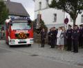 Bild: mmj
Nach Gebet und Fürbitten besprengte Pfarrer Wolfgang Dietz das neue Fahrzeug der Feuerwehr Weiding mit Weihwasser.