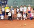 Bild: exb
Die meisten Spieler gingen bei den Tennis-Stadtmeisterschaften für Jugendliche im Kleinfeld an den Start. Die Gewinner sind (vorne, von links) Jonas Holzbecher, Konstantin Doss, Leni Meier, Greta Baumgärtner, Charlotte Gollwitzer, Jakob Sawetzki, Vinzenz Gürtler, Lorenz Böckl, Hannes Steiner und Antonia Borbely.