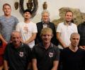 Bild: le
Mit dieser Mannschaft startet der Fanclub des 1. FCN in das Jubiläumsjahr 2022. Sitzend, von links: Revisor Karl Gonsior, Schatzmeister Peter Späth, Vorsitzender Gerald Bublat, zweiter Vorsitzender Manfred Helgert und Schriftführer Bernhard Lehner.