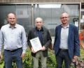 Bild: gz
CSU-Ortsvorsitzender Wolfgang Voit (rechts) und Thomas Kleber überreichten dem neuen Ehrenmitglied Kurt Baumann die Ernennungsurkunde.