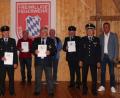 Bild: u
Ein Höhepunkt des Kameradschaftsabends der Freiwilligen Feuerwehr Steiningloh-Urspring war die Ehrung langjähriger Mitglieder. V. l: 2. Kommandant Josef Giehrl, 1. Vorstand Michael Pfab, 2. Vorstand Tobias Kummer, Georg Kummer, Johann Fischer, Johann Amann, Georg Fischer, Erich Stauber, 1. Kommandant Ludwig Fischer und Bürgermeister Hermann Falk.
