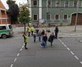 Bild: gz
Verkehrserzieher Jakob Stahl und Organisatorin Doris Wild dankten Tamara Gawel, Kerstin Schmid und Nicole Lindner (von links) für ihre Unterstützung beim Lotsendienst.