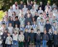 Bild: Fotostudio Hummer
Zur Feier des 90-jährigen Bestehens durfte ein Erinnerungsfoto nicht fehlen: Es zeigt alle Pfadfindergruppen, angefangen von den „Bibern“, den Jüngsten, bis hin zu den Mitgliedern der Gemeinschaft St. Georg (GSG), den Ältesten.